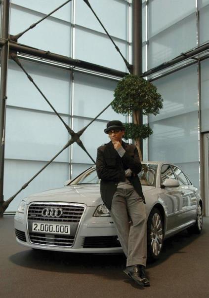 Der erfolgreichste deutsche Popstar Xavier Naidoo vor seinem neuen Audi A8 W12 L im Audi Forum in Neckarsulm. 